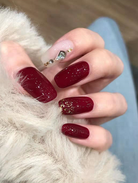 过年什么美甲款式好看?红色喜庆气场,蓝色仙气十足,你喜欢哪个