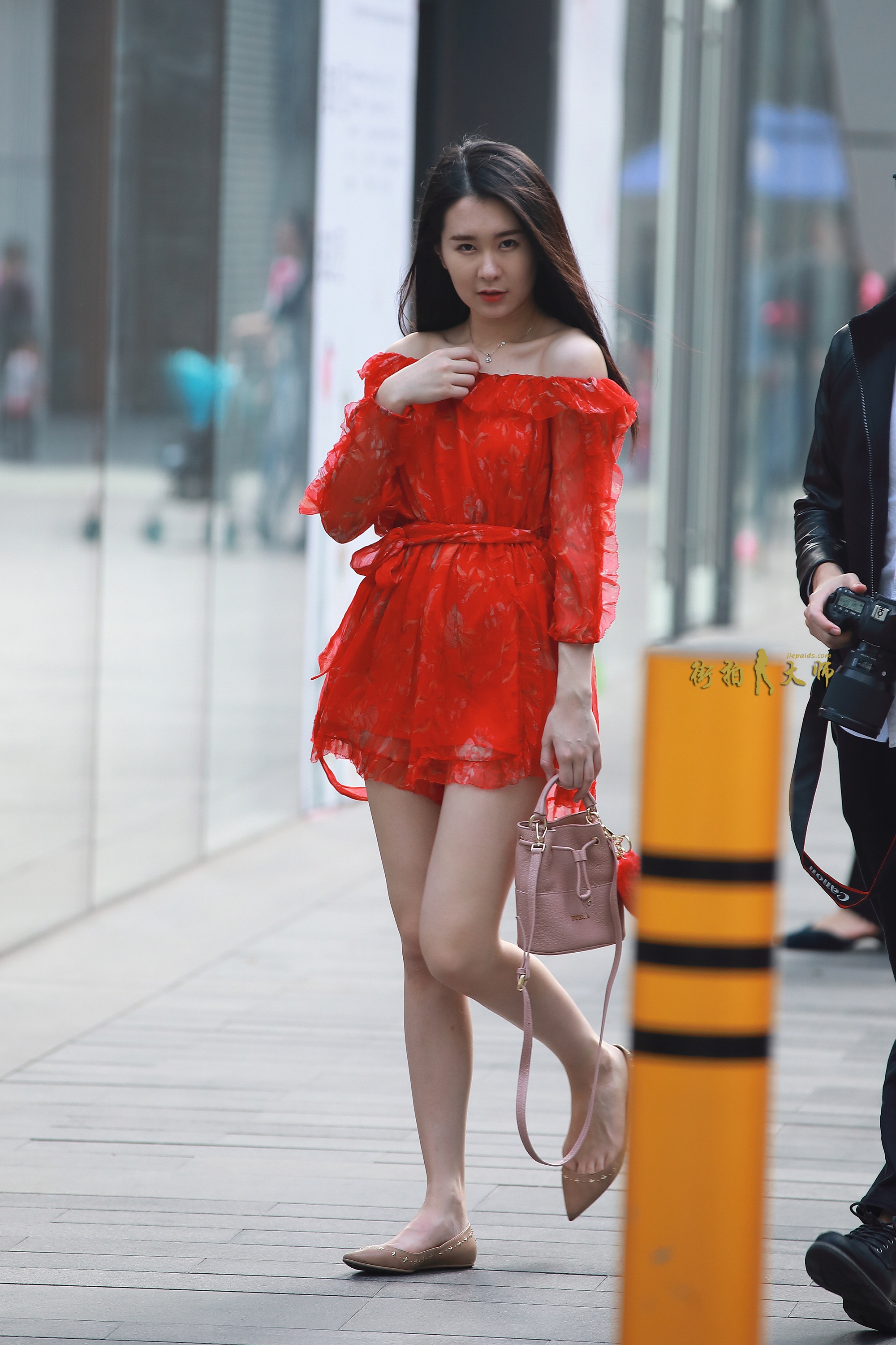 街拍:美女身穿红色连衣裙,看上去像是刚结婚的"小媳妇"!