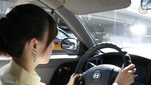 女子开出租车,把男乘客直接拉到公安局,网友:女司机不好惹