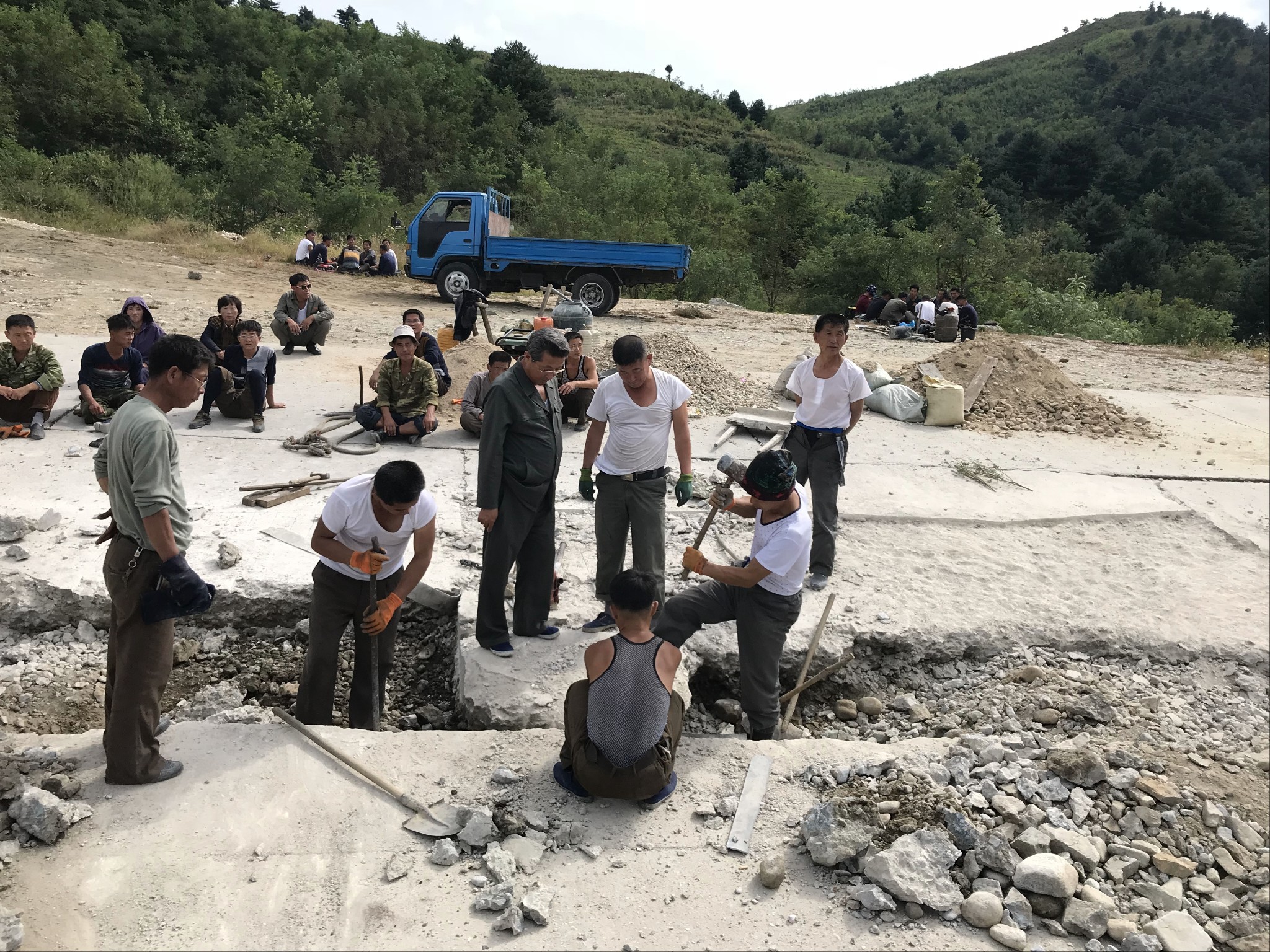 图为朝鲜农村地区,一群朝鲜男人在工地上干活.