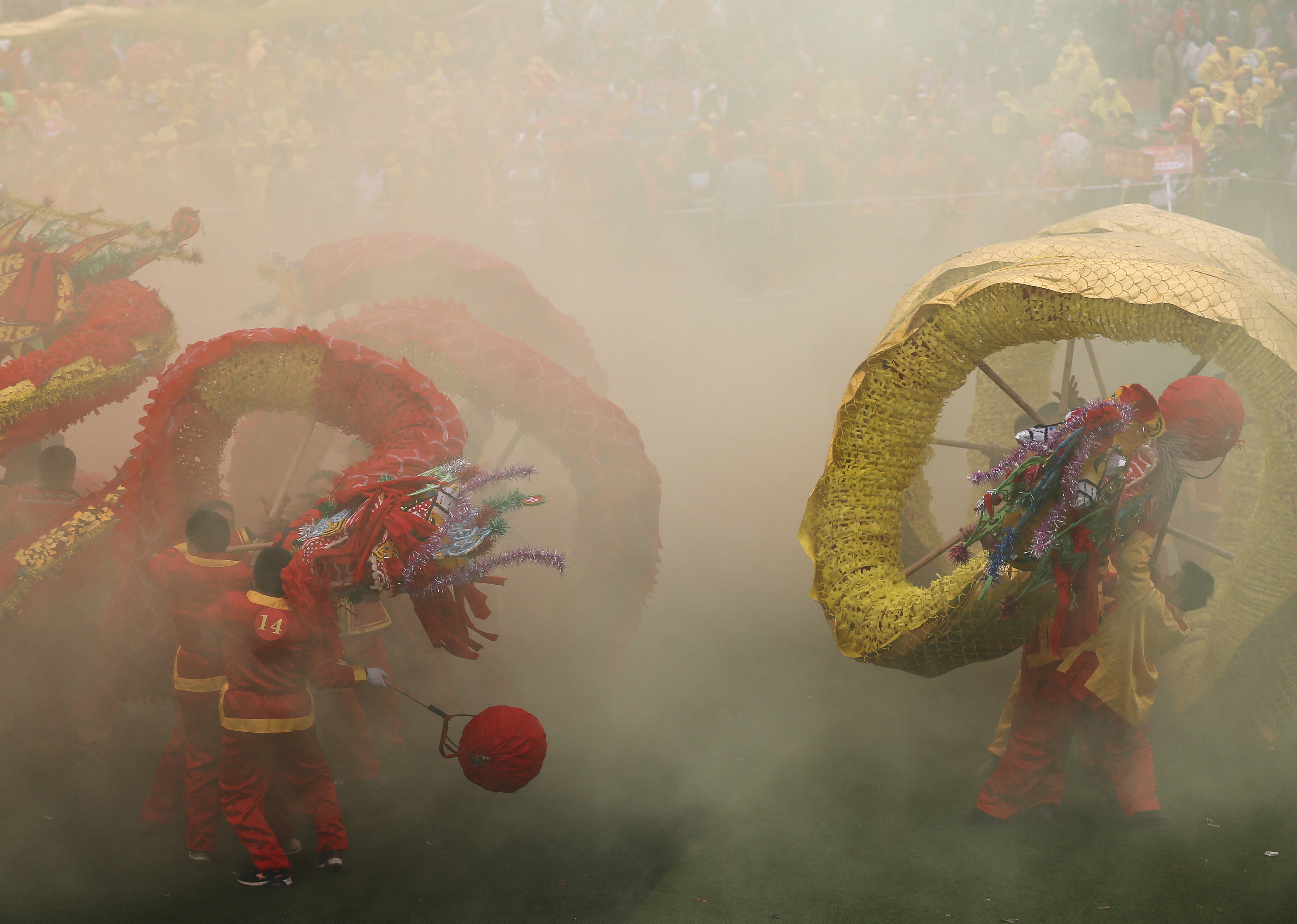 (社会)(4)贵州石阡:仡佬族毛龙闹新春