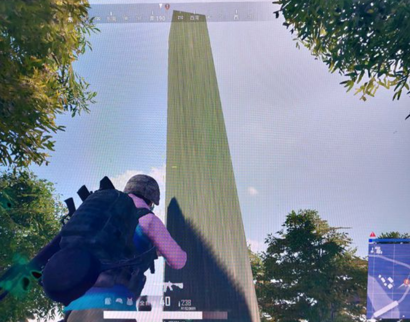 绝地求生:玩家在森林发现一颗"陨石",全身冒着火,他不敢靠近