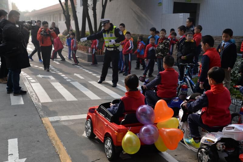 成都交警进校园 开展形式多样的交通安全宣传活动