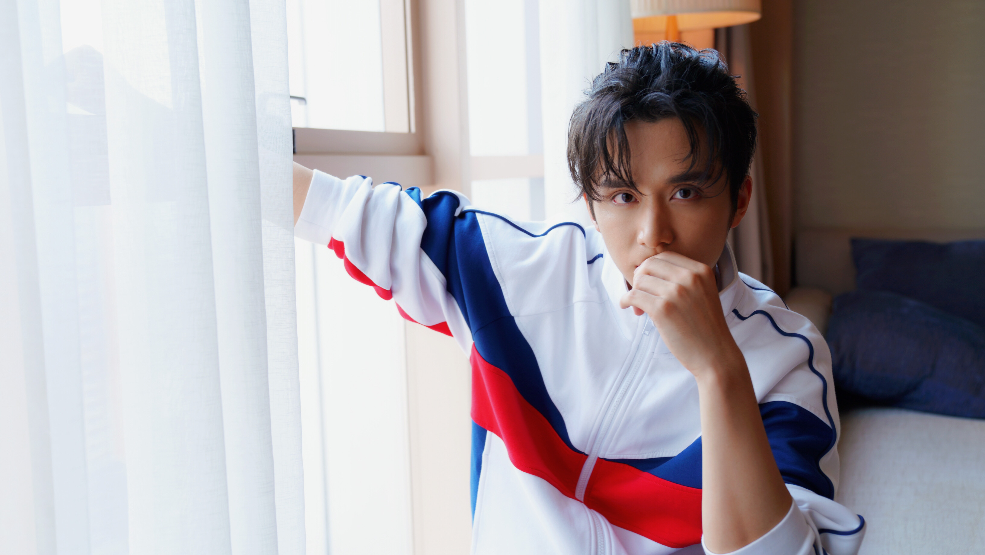 张新成换了个长发造型,更帅了