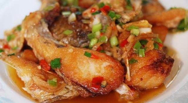 《香煎鱼块》不破皮又入味,外表酥脆肉质细嫩!