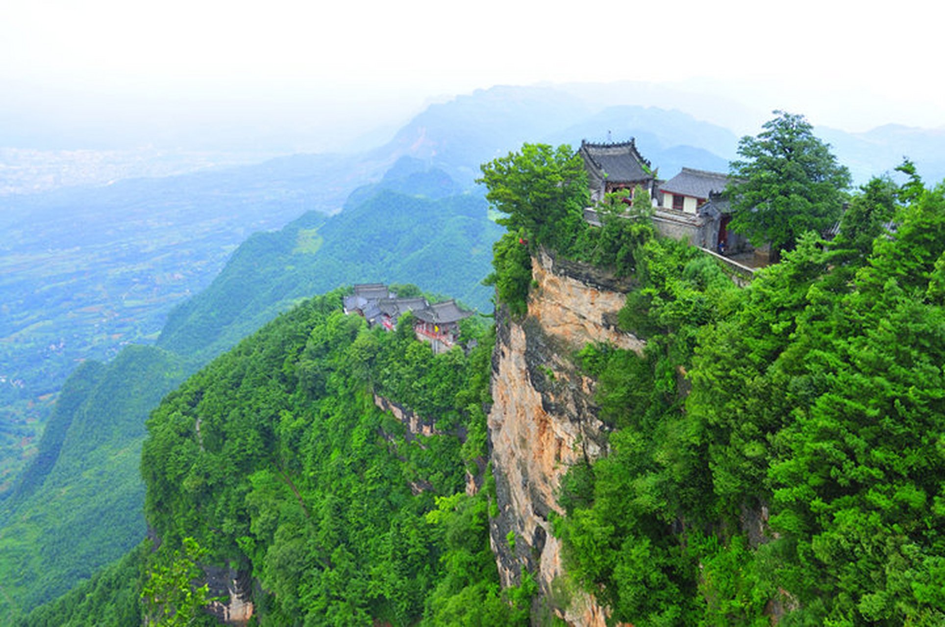鸡峰山以峰美,水秀,洞奇而得名,号称陇南第一山,徽成第一景,享誉陕,甘