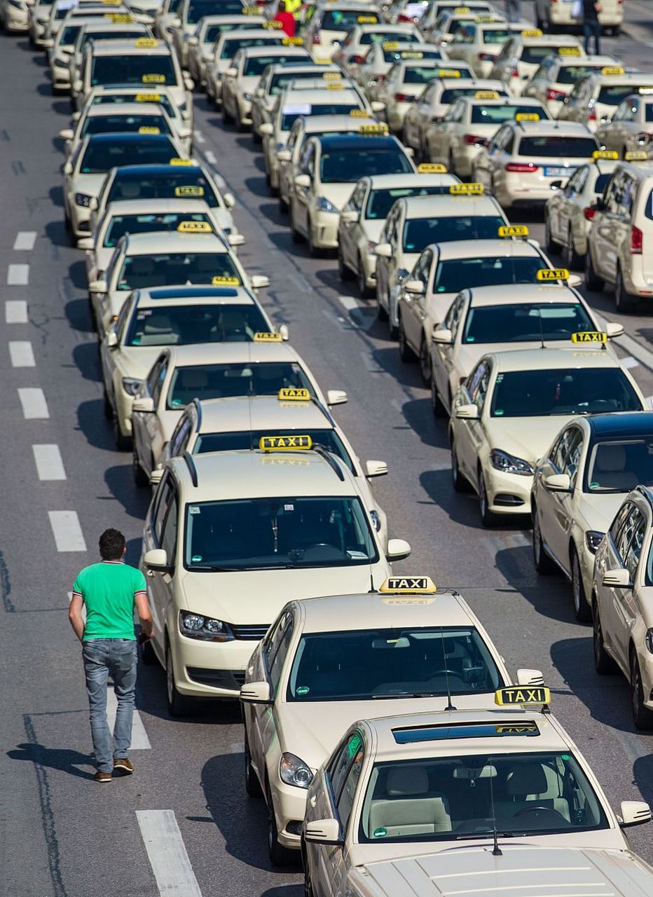 长久以来,长春的出租车行业似乎被一种"潜规则"笼罩,这些不成文的规则