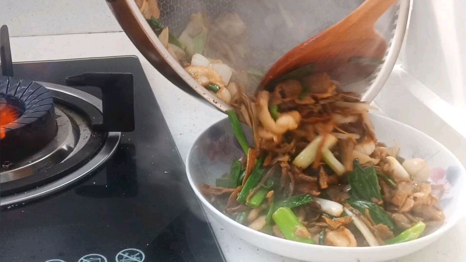 回锅肉的创新做法,和一物搭配,肥而不腻,香飘四溢,是下酒好菜