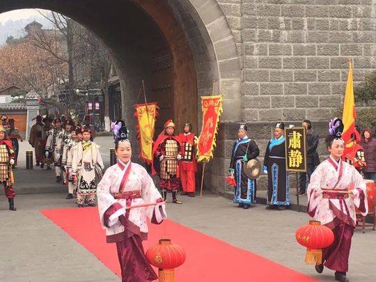 郡守巡游千年堰 春节都江堰年味浓