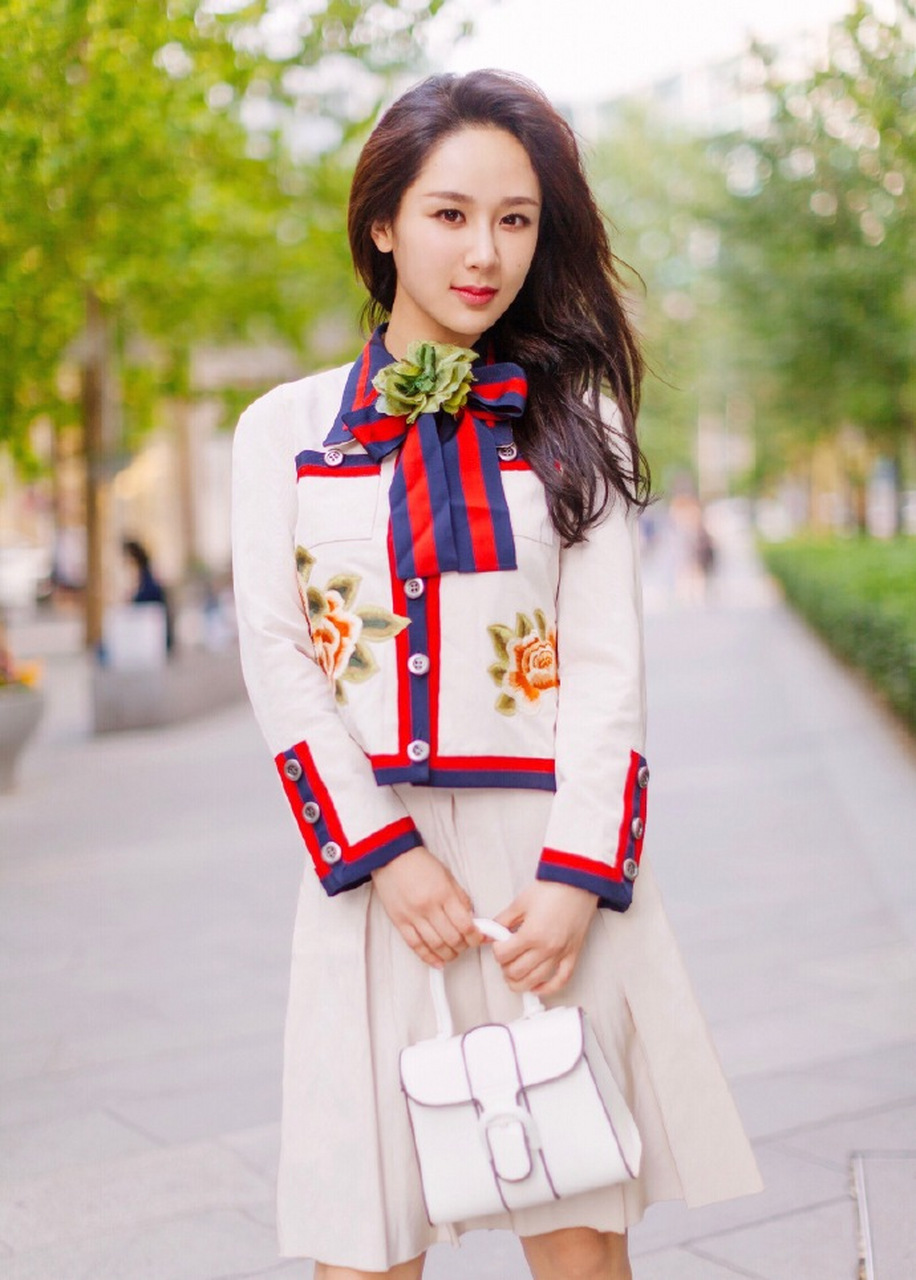 杨紫这组时尚街拍太有初恋感了,小香风套装或是清新的蓝色黄色裙装