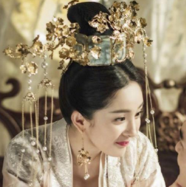 杨幂饰演的扶摇,头戴珠冠,气质华美,有皇后风范 转载自百家号作者