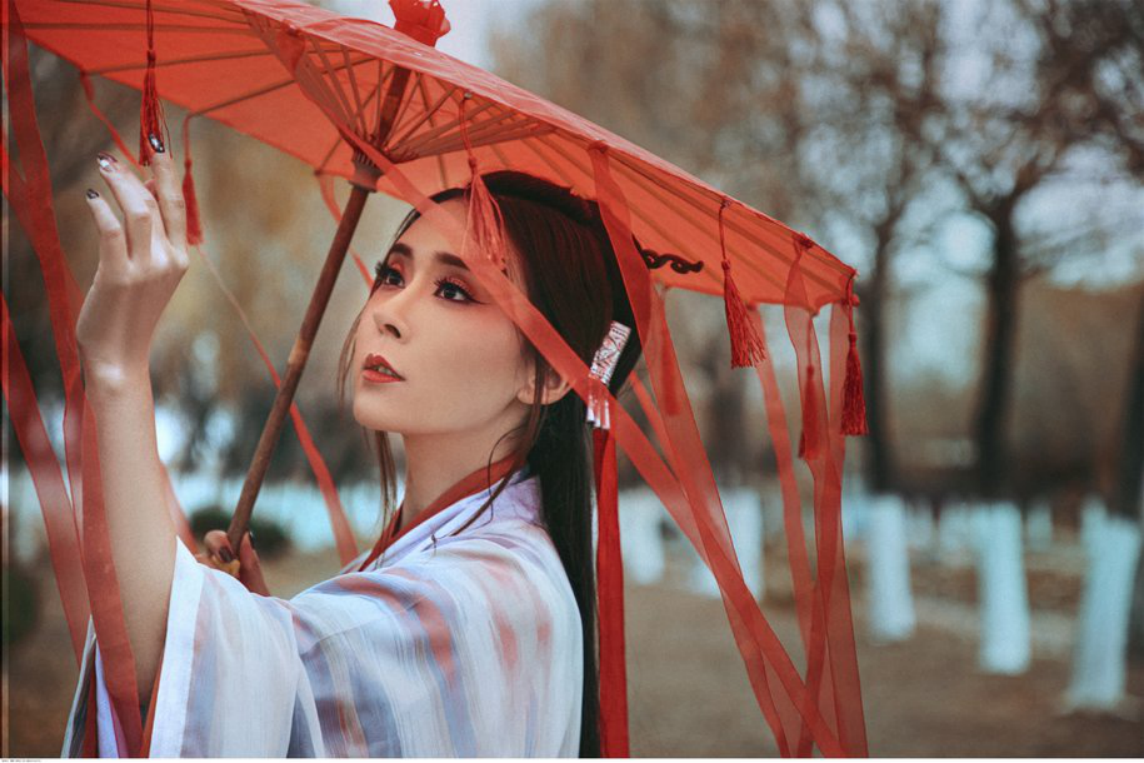 古装女子琴棋书画样样精通,这身材放在古代都非常吸引人吧!