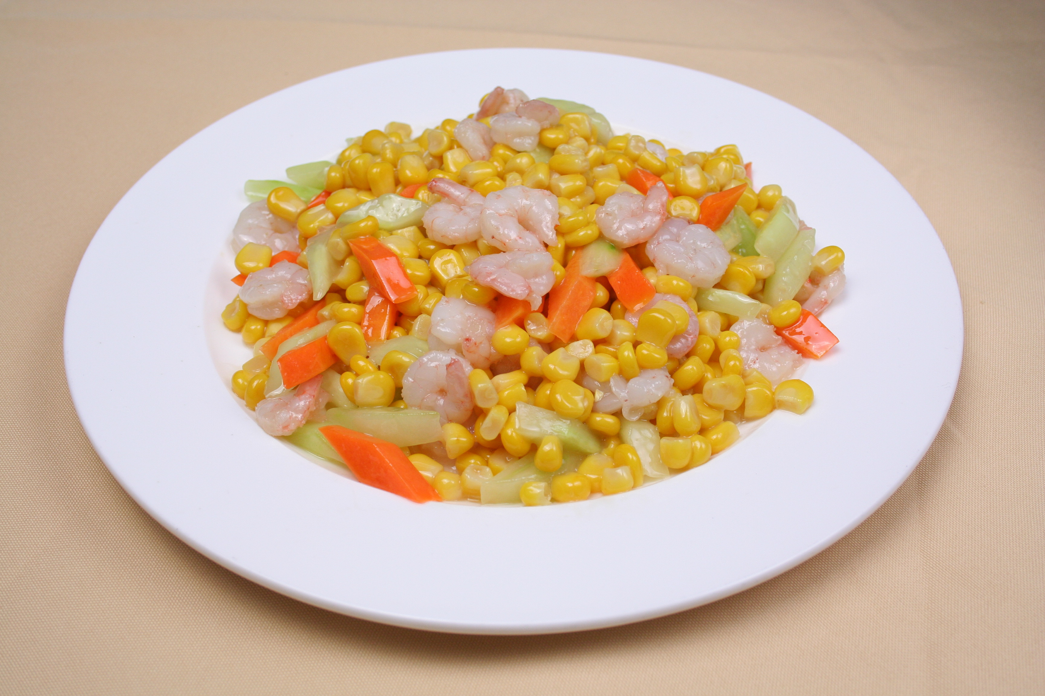 嫩玉米炒虾仁 主料:虾仁适量; 辅料:芹菜适量,玉米适量,食盐适量鸡精