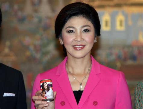 图为英拉格子包臀裙:照片中英拉穿着格子包臀裙,脚