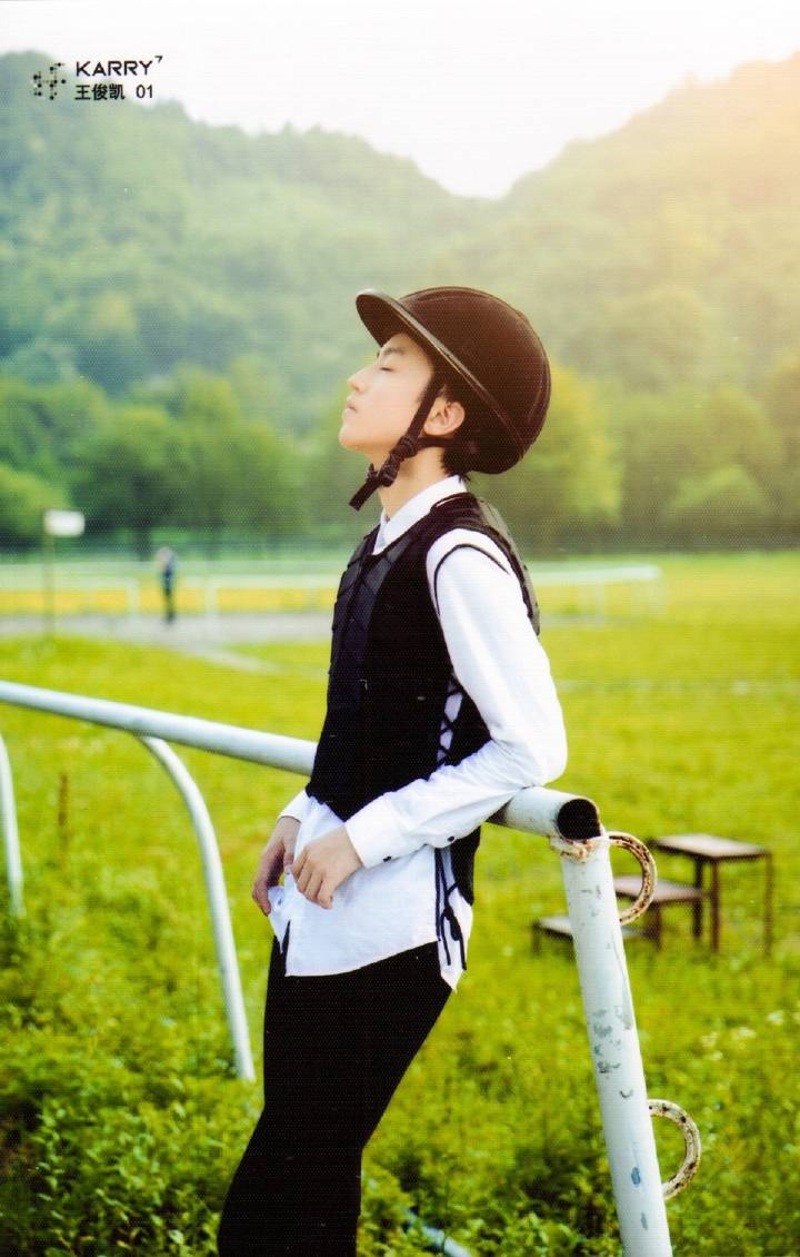 王俊凯这套骑马装清秀又俊朗,中世纪贵族小王子的既视感