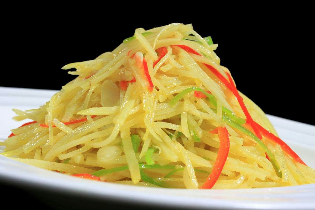 尖椒土豆丝:营养丰富,好吃不腻,是很多人的最爱