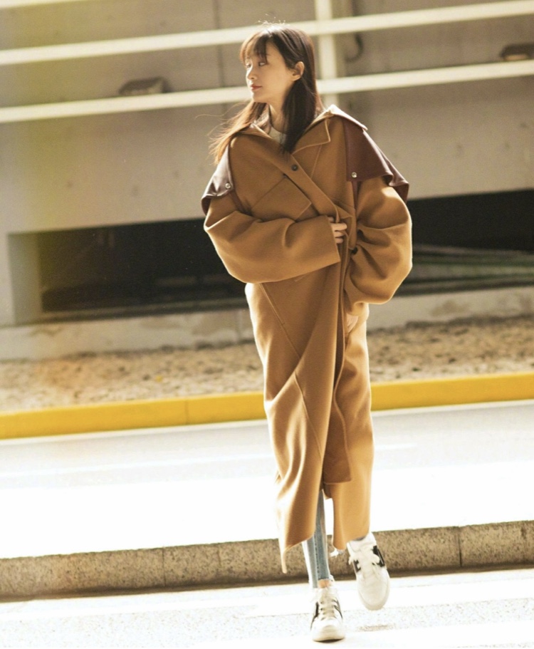 认真营业的郑爽穿搭让人上头,大衣搭牛仔裤清纯有气质,太美了