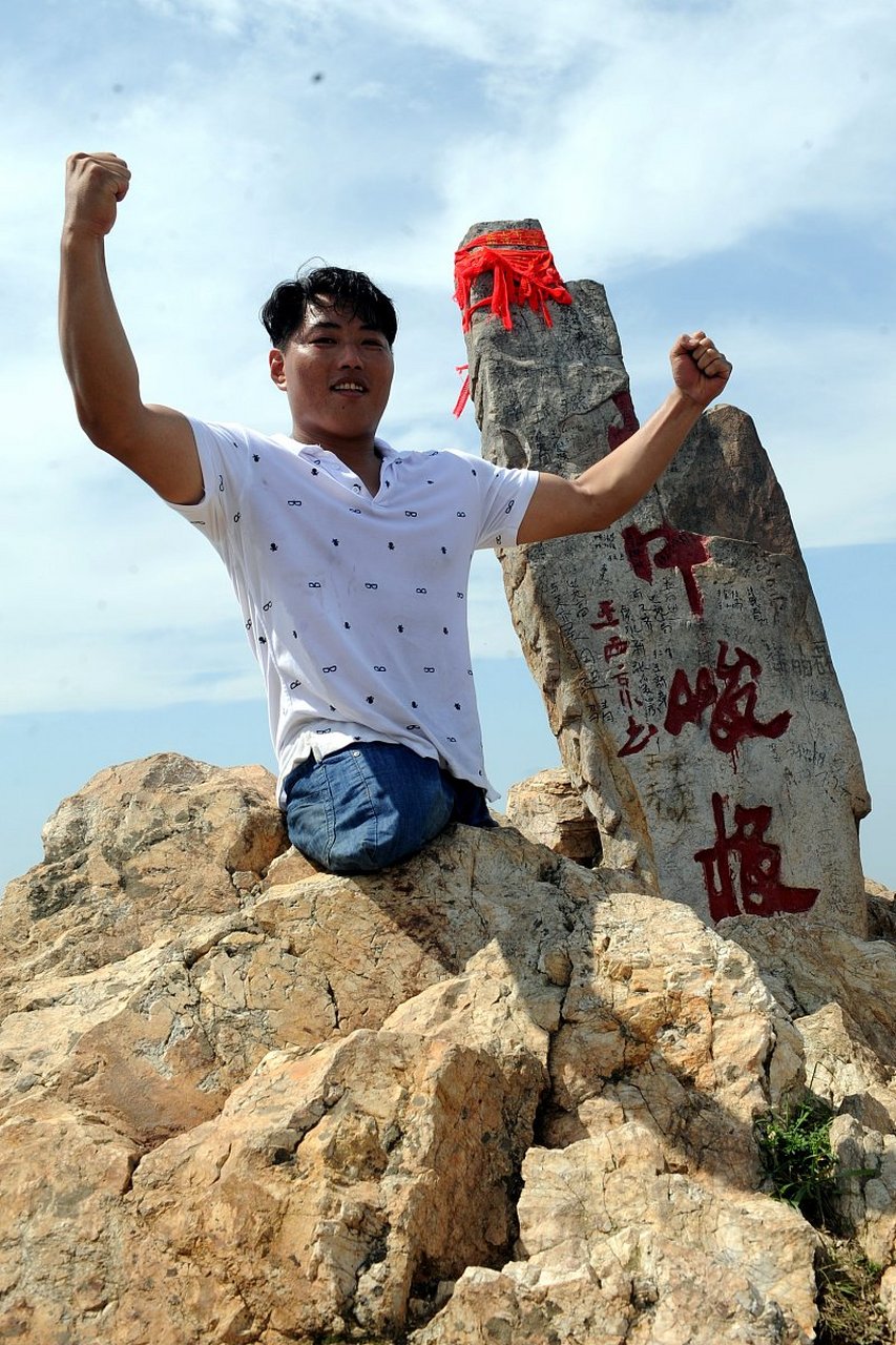 1983年,陈州出生于山东临沂,6岁父母离异