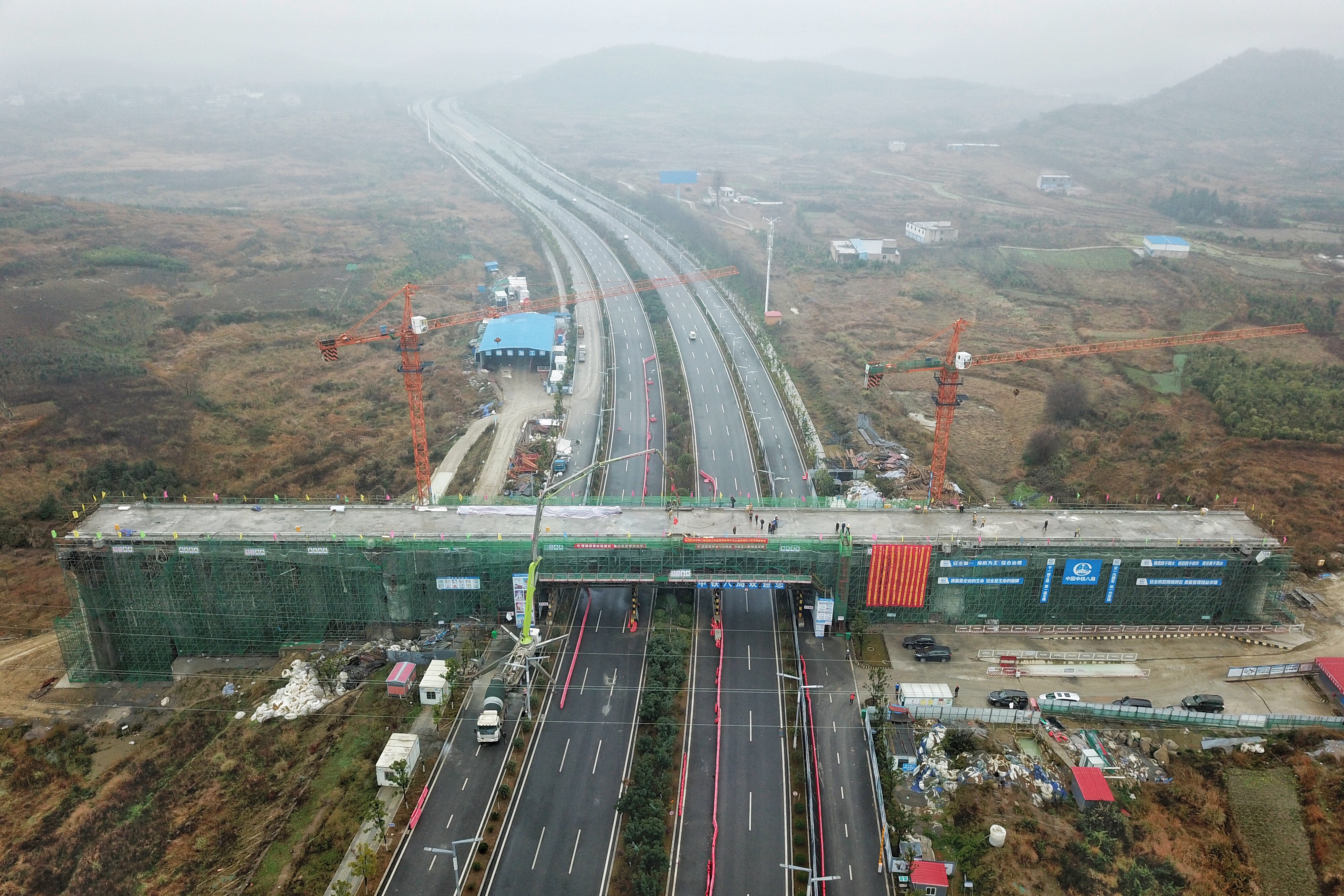 贵阳市域快铁西南环线跨百马大道双线特大桥施工进展顺利(1)