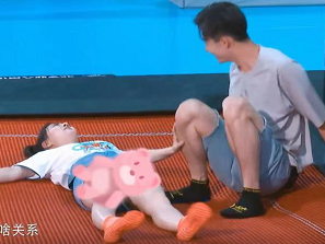 徐璐穿短裤躺蹦床上,被弹起时摄影师故意特写,张铭恩来不及救场