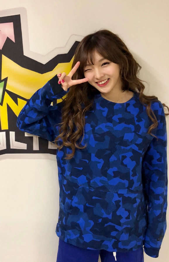 强东玥在《创造101》中是短发,看长发的效果,网友:早该留了