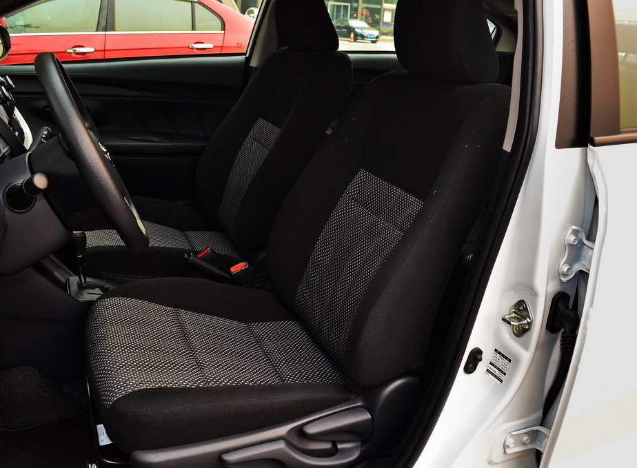 车身线条饱满流畅,一汽丰田-威驰的完美设计理念