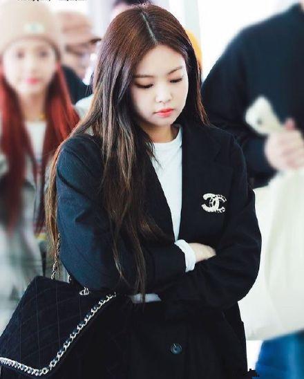 jennie演唱会造型超炫,全黑look甜酷满分,超长双马尾十分吸睛!