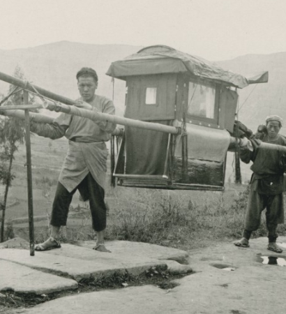 四抬轿子,轿夫穿着很简单的草鞋.