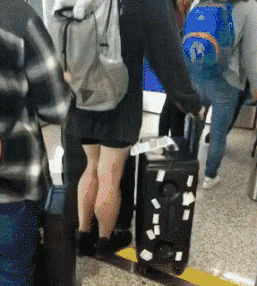 搞笑gif:奶奶的,喝酒的架势比我还正经!准备拆台子?