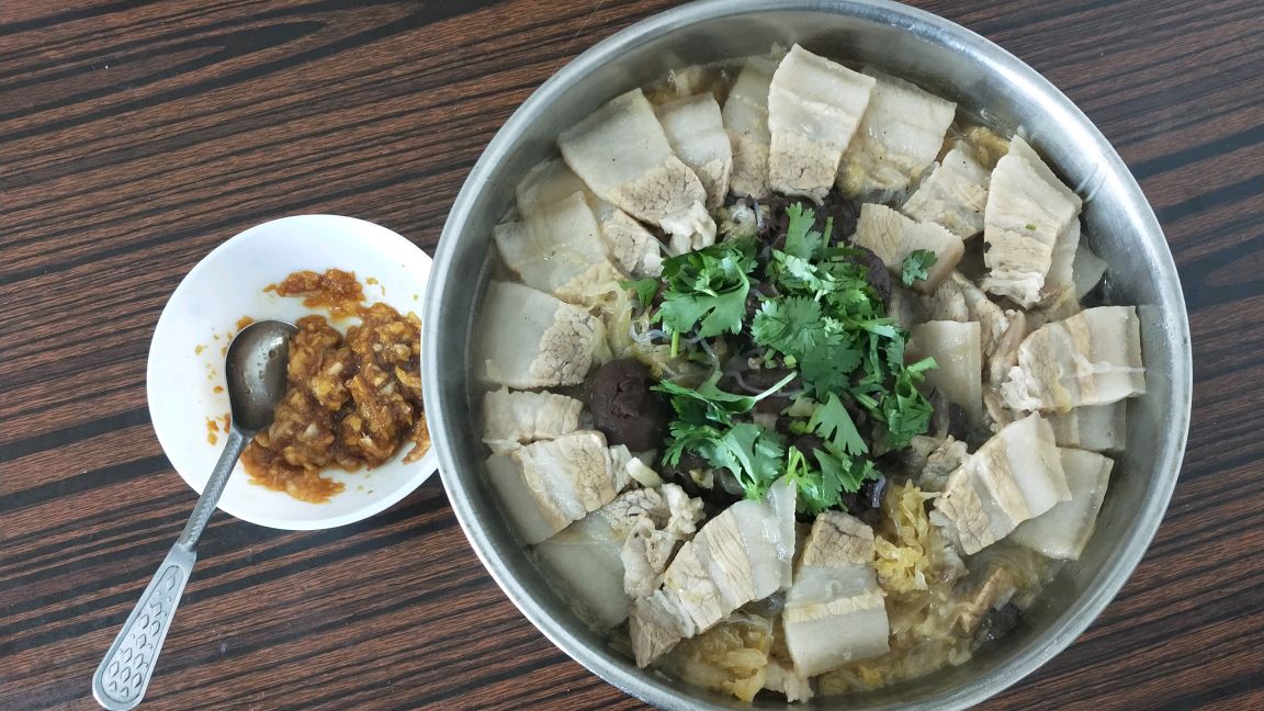 氽白肉血肠配捣制蒜泥人间美味