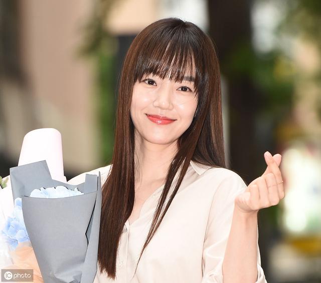 明星街拍:韩国演员林秀晶参加首尔品牌活动