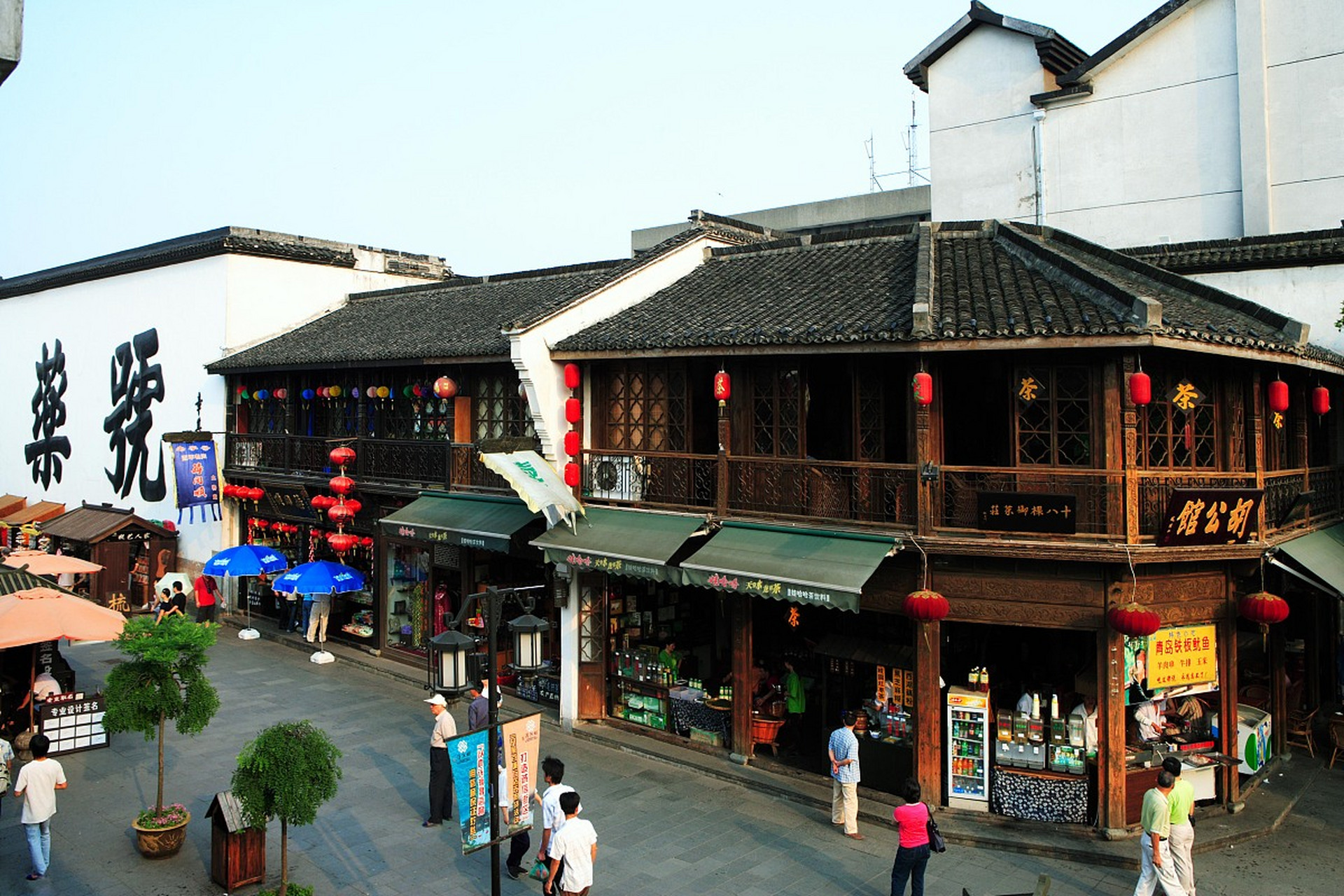 清河坊,这个自古便是杭州繁华地段的历史文化街区,承载着深厚的文