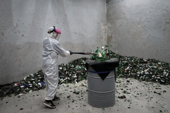 探访网红"发泄屋":有人怒砸酒瓶,有人专砸假模特