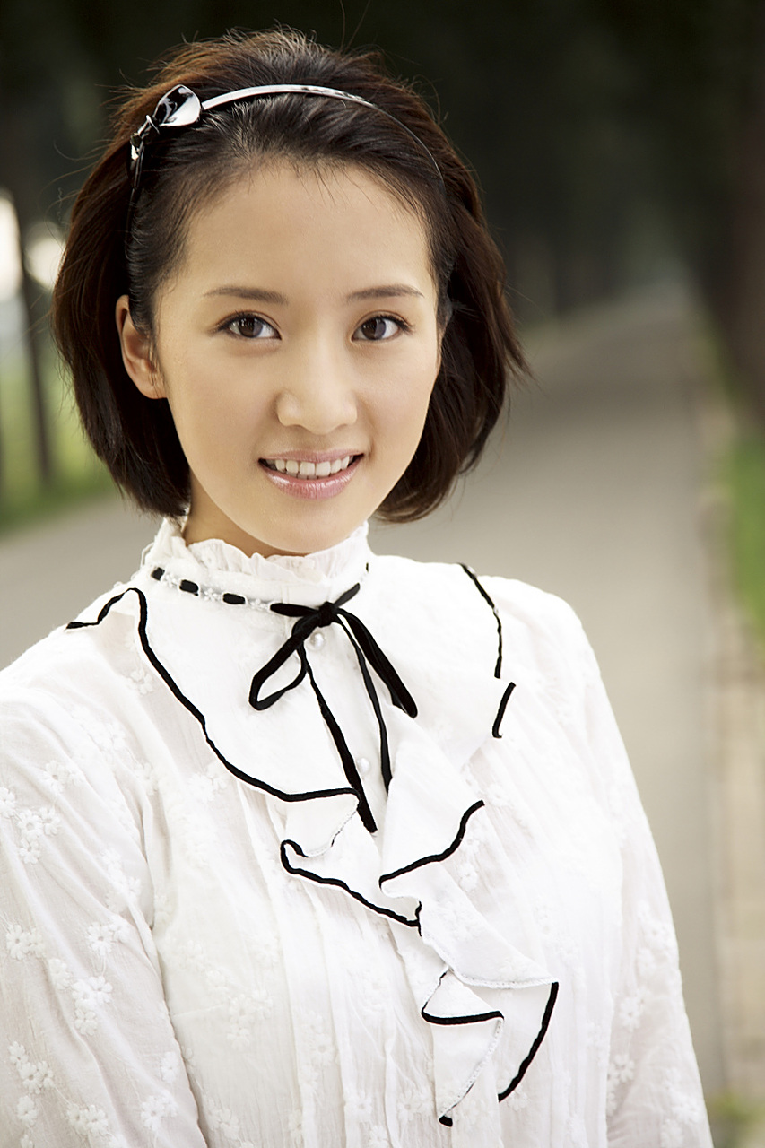 女演员李念上街买点东西,想不到下雨了.