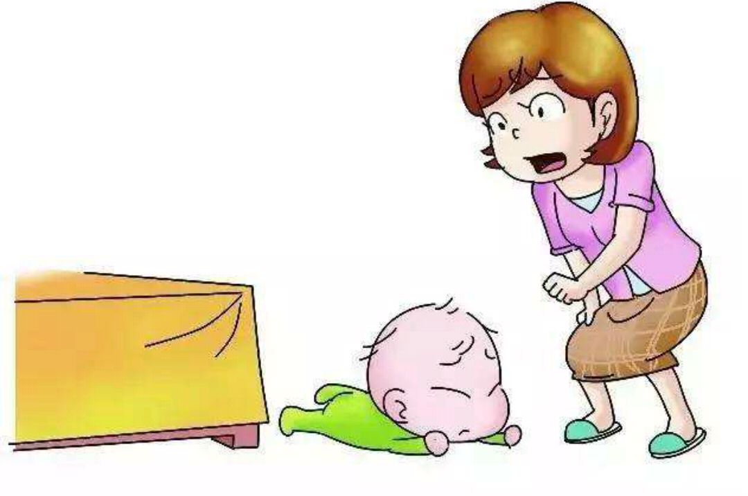 宝宝坠床,第一时间千万不要这样做