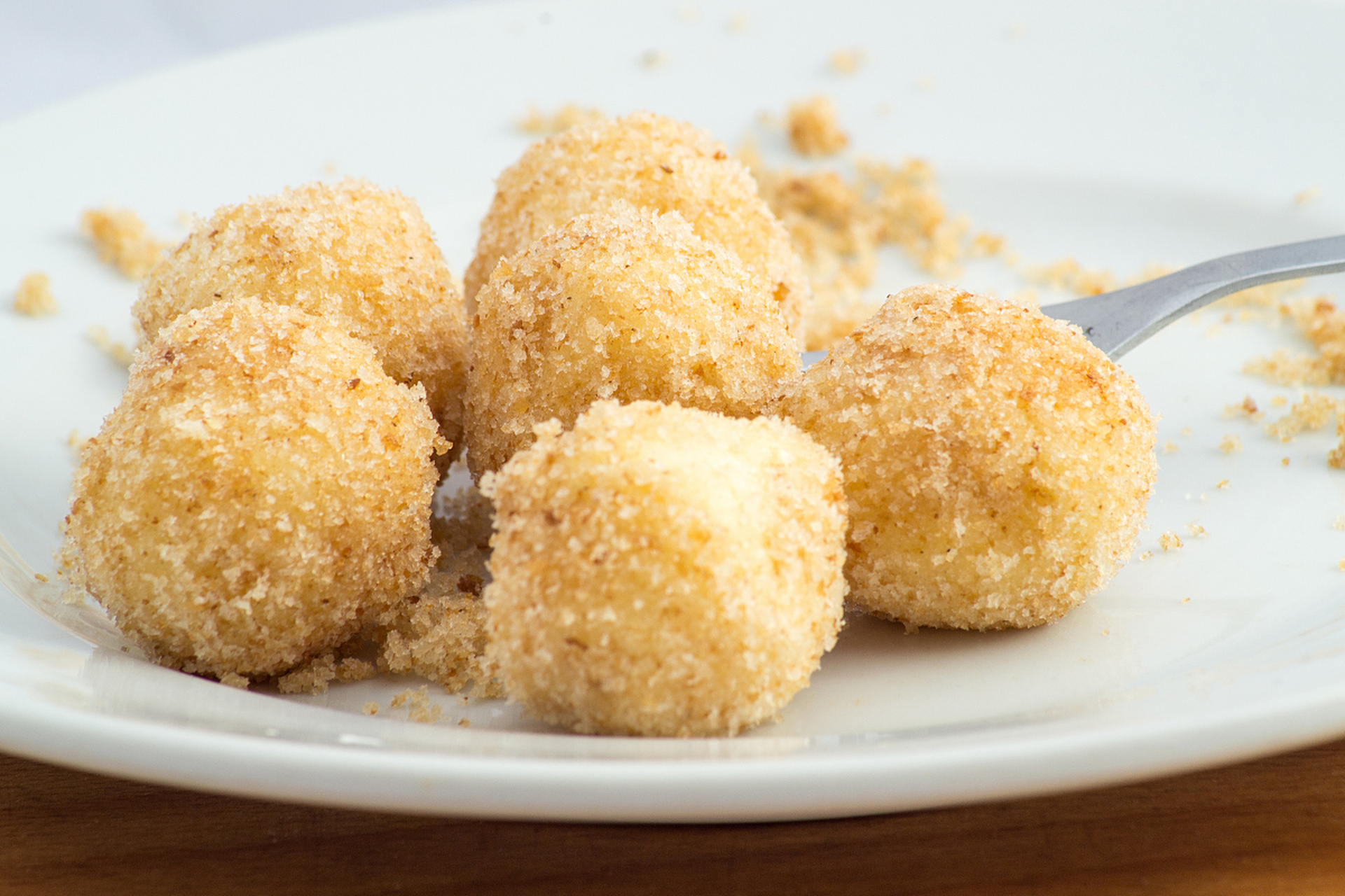 尝一口便让你爱上它~[原文:芝麻糯米丸子,颗颗糯米中.