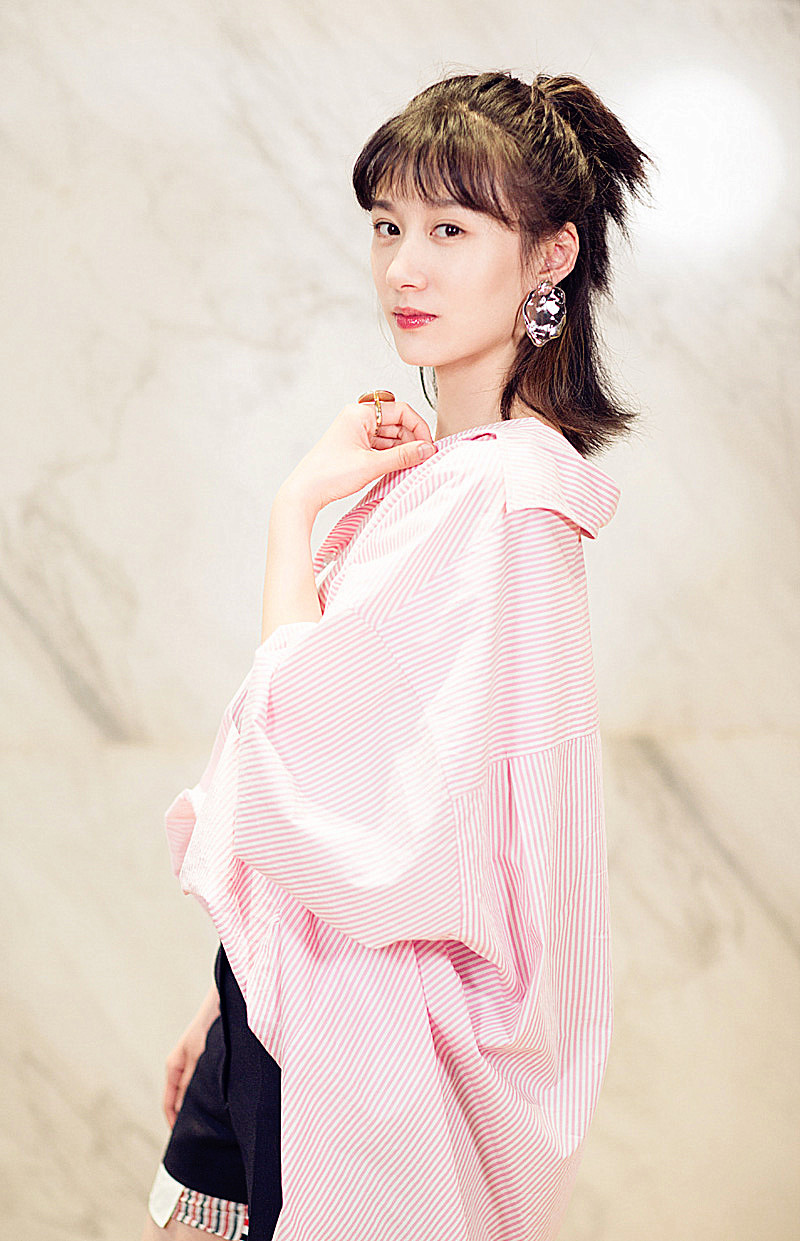 徐悦,有着清秀白皙的面容,修长的身材,靓丽可爱,楚楚动人