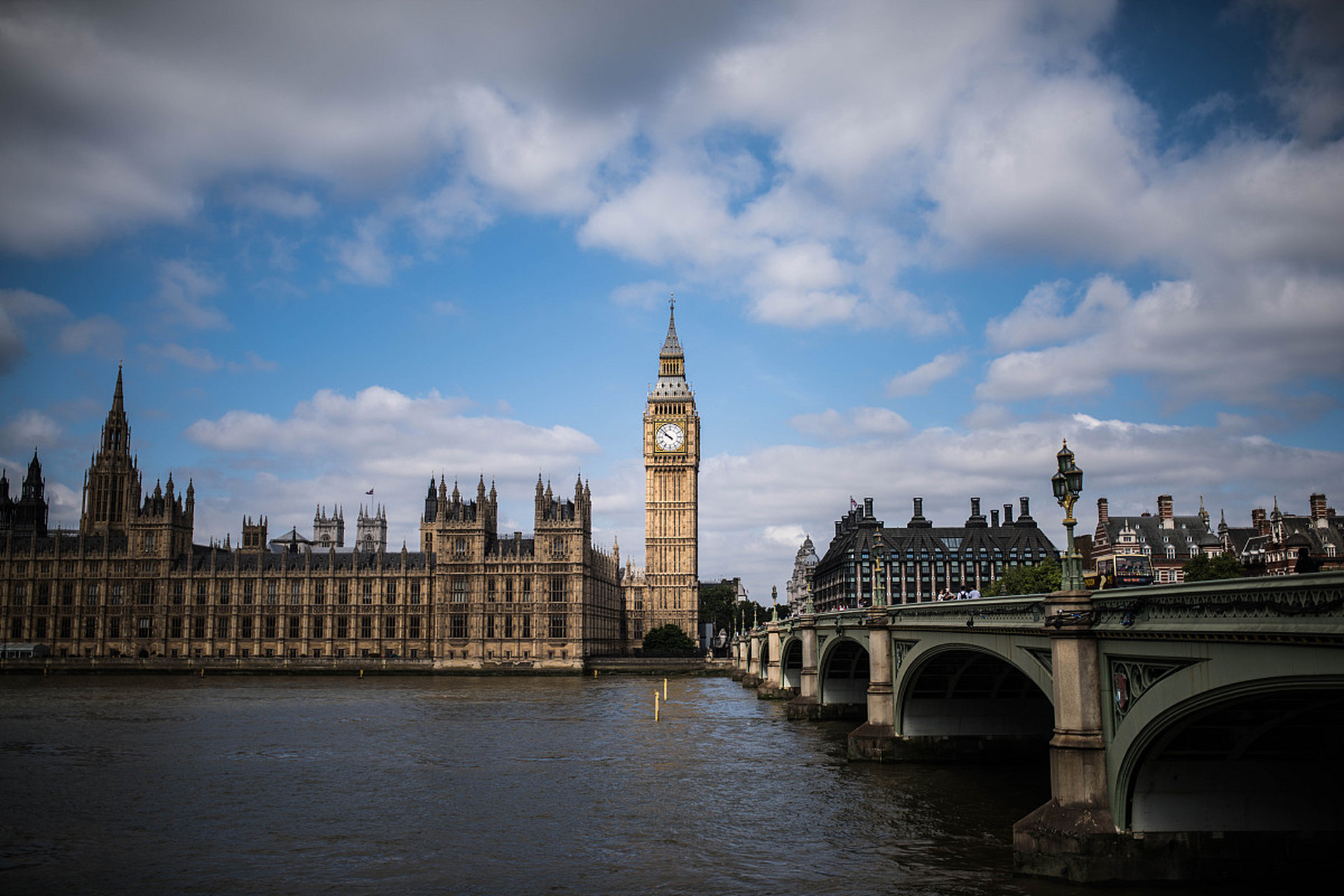 英国大本钟(big ben)坐落在英国伦敦泰晤士河畔,是联合王国国会大厦