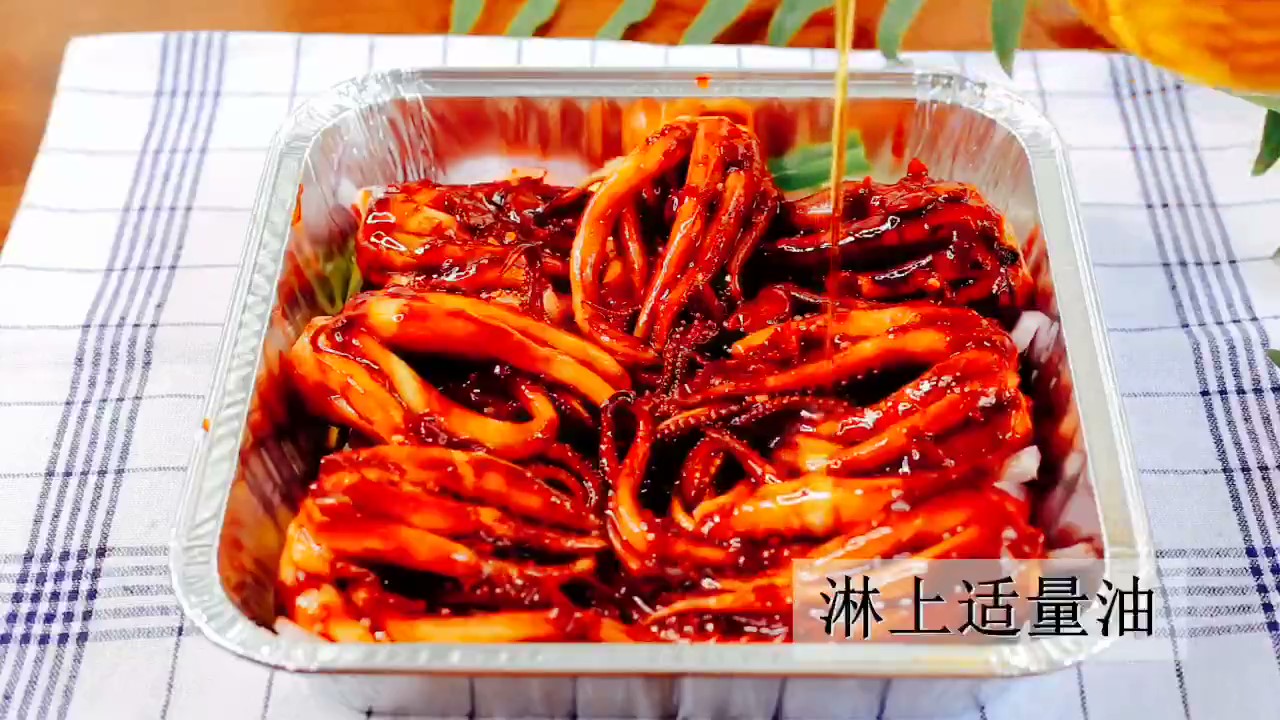 热腾腾的"焗酱香鱿鱼须",浓香,脆爽,过年招待客人倍有面子