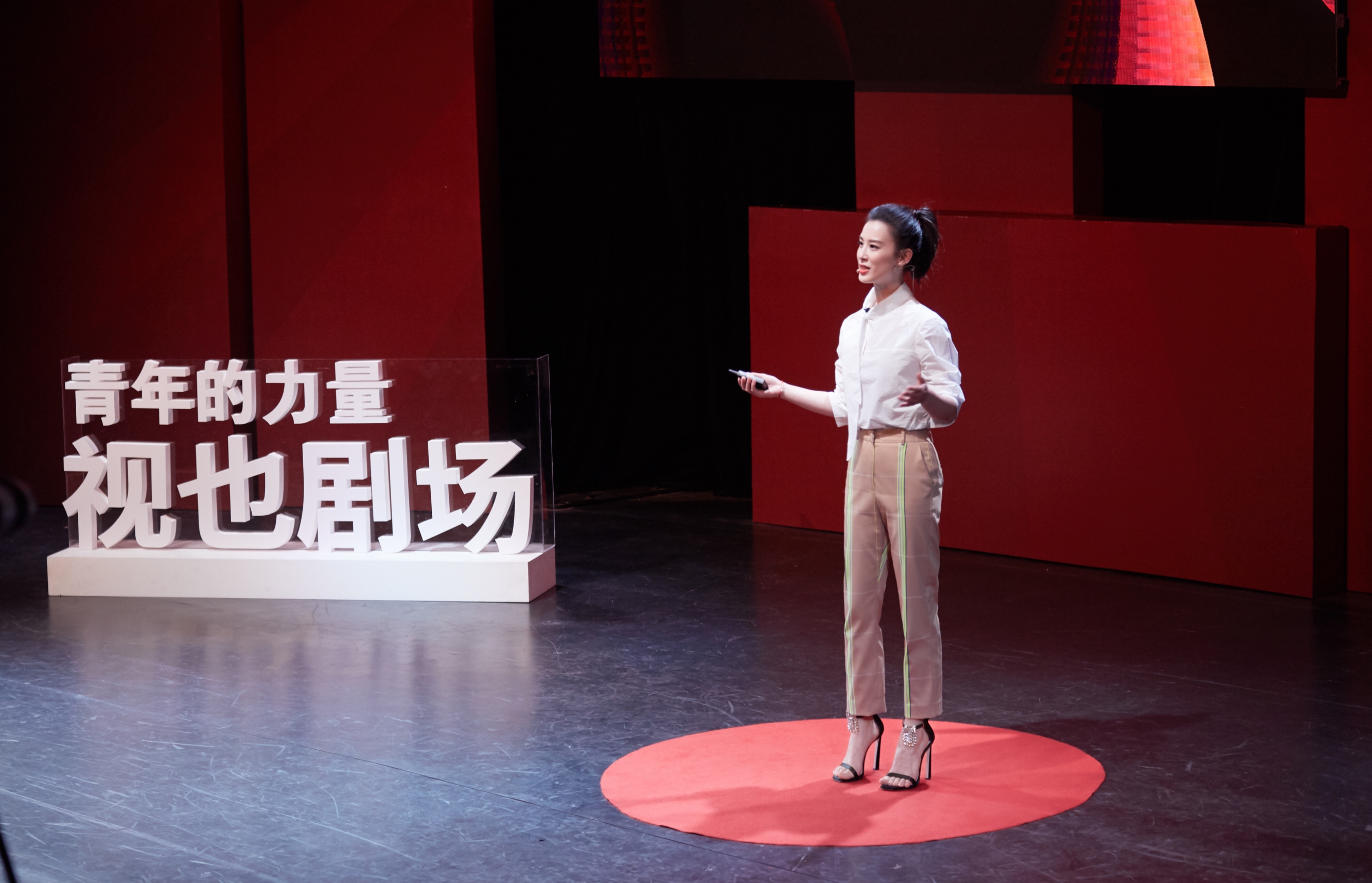 黄圣依五四演讲诠释奋斗 被赞正能量的青年榜样