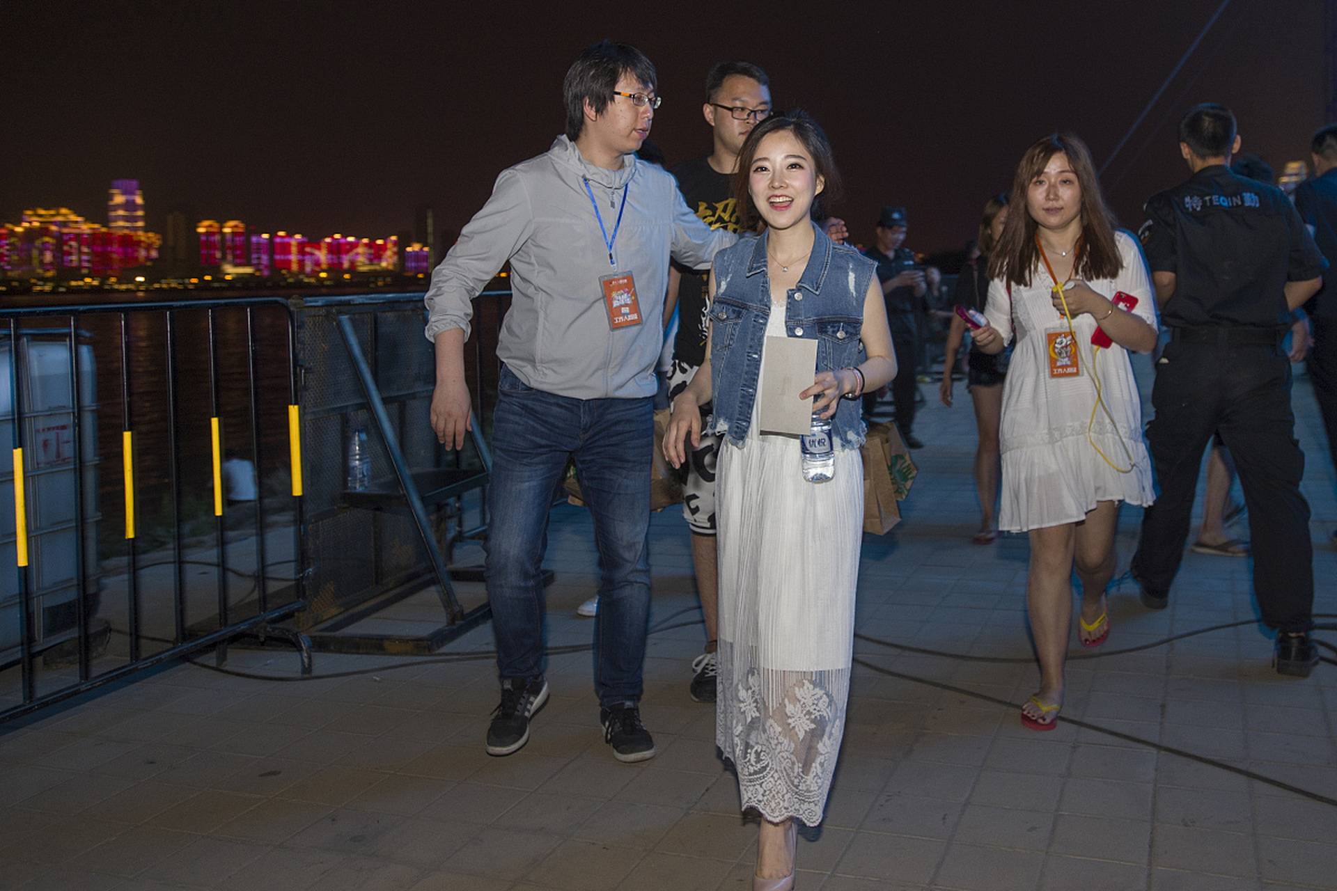 说到冯提莫,她看起来身高只有1米45,体重约80斤,头部略大,身体比例不