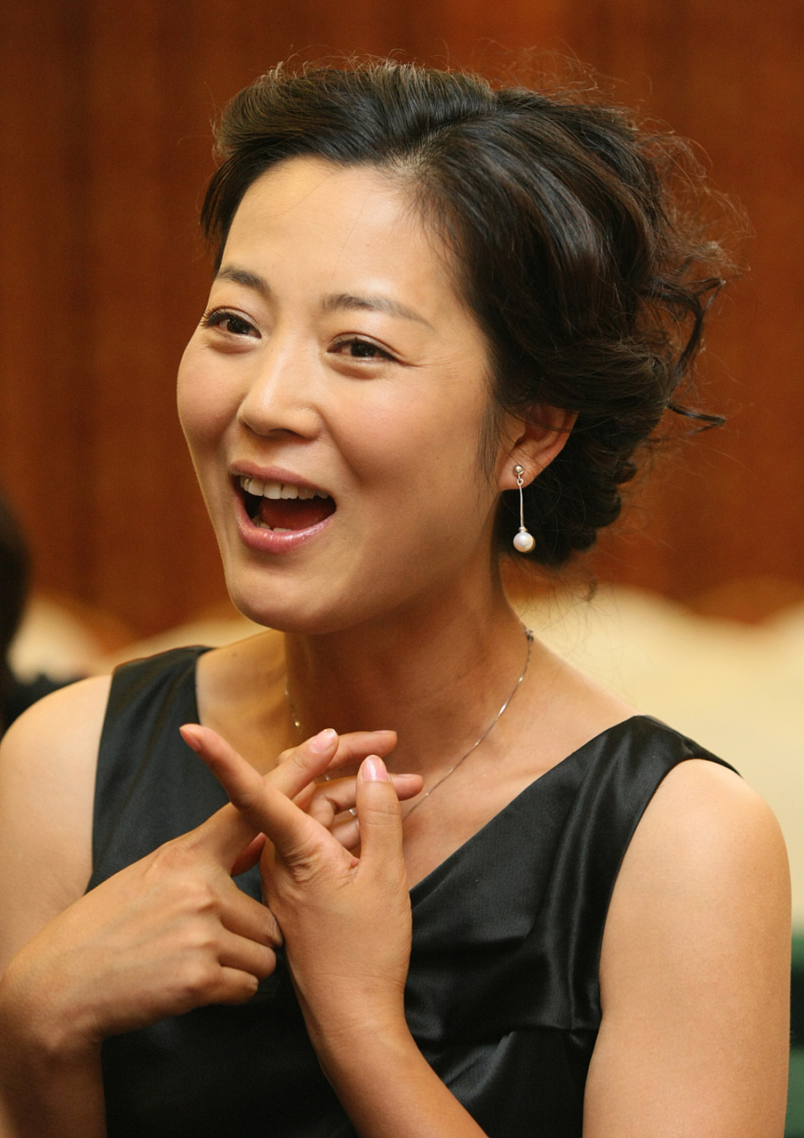 王茜华是影视剧圈的老戏骨演员了,一直都是演一些年代戏,乡土剧的角色