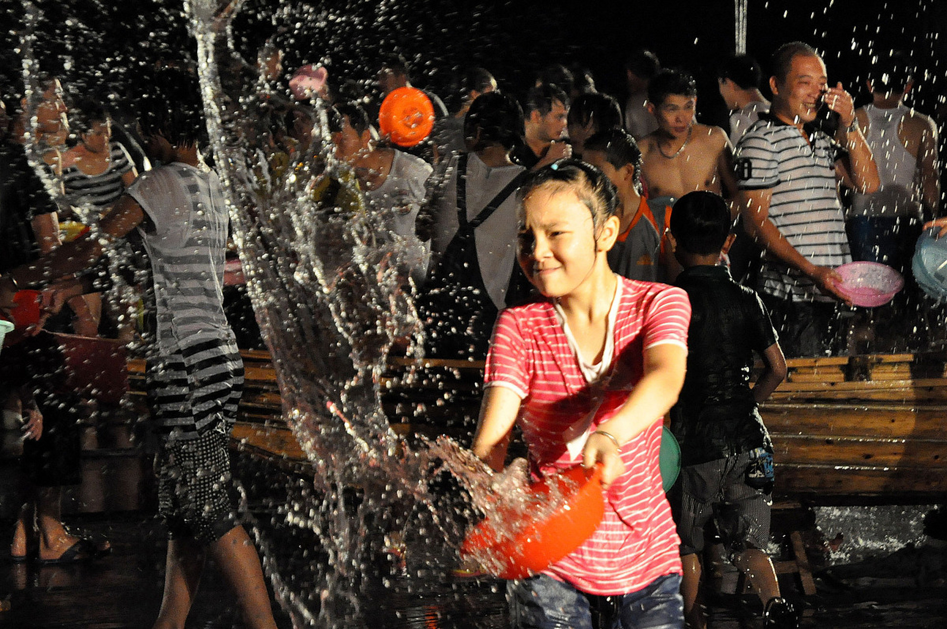 云南泼水节白天是热闹夜晚是浪漫#   泼水节的庆祝时间通常在4月1日 