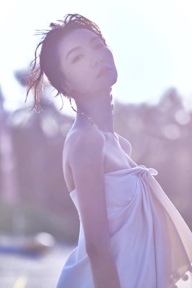 齐溪优雅现身红毯 一席温婉长裙点亮海南岛国际电影节