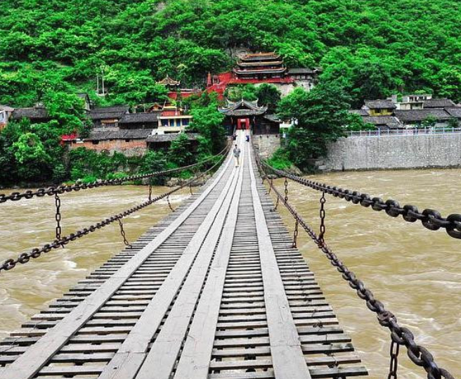 这座简陋的铁索桥门票仅10块钱,却几乎无人不晓