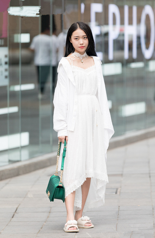 街拍:杭州街头时尚的美女,性感的穿搭让人心跳加速!