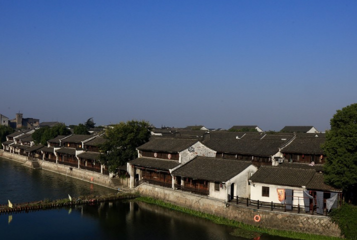 塘栖镇,位于杭州市北部,与湖州市的德清县接壤,距市区中心约20公里
