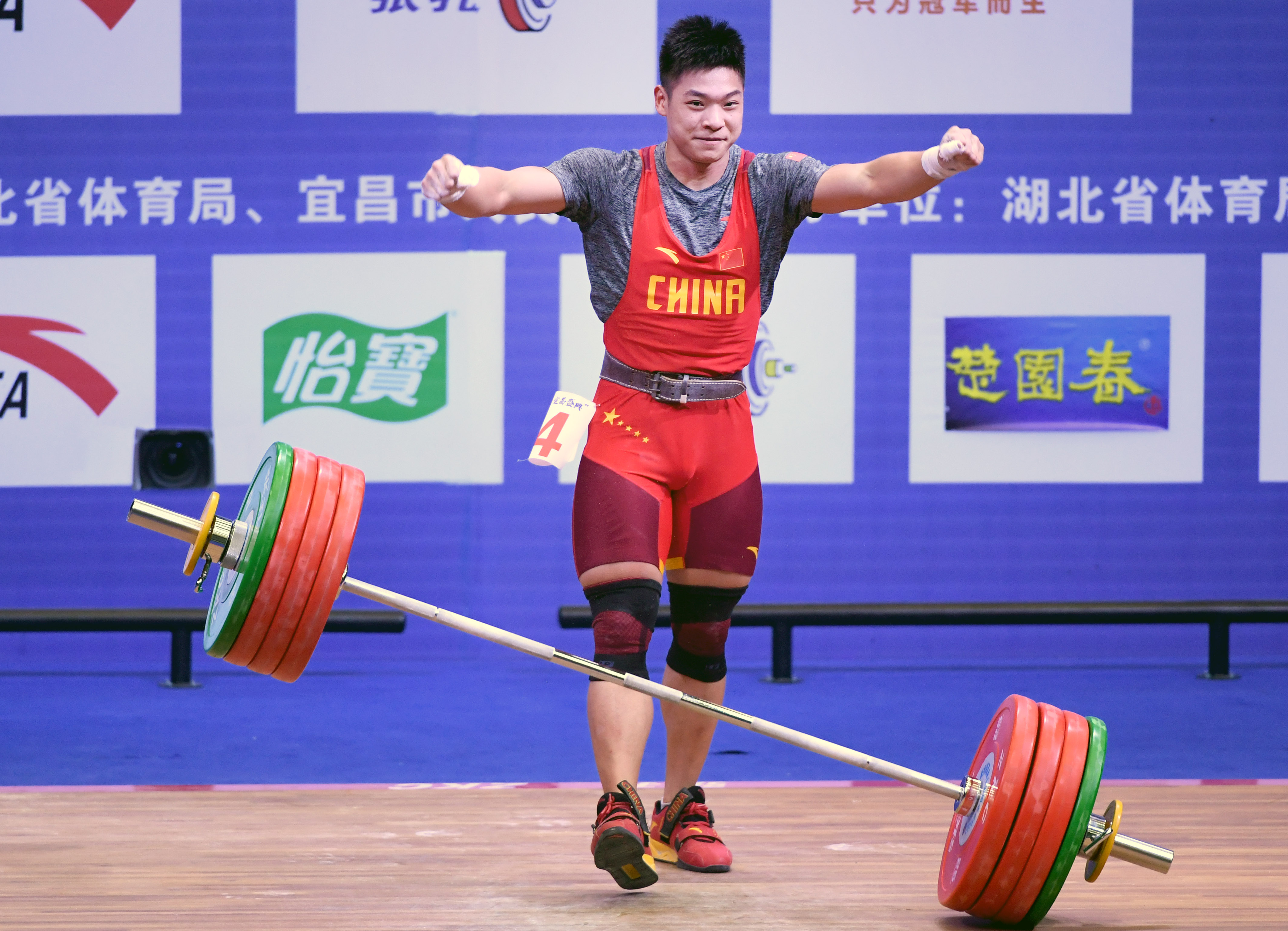 举重——全国男子举重锦标赛:李大银获77公斤级抓举,挺举和总成绩三项