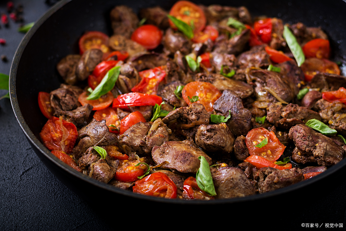 血酱鸭是湖南的一道特色美食,制作方法虽然繁琐,但每一步都重要