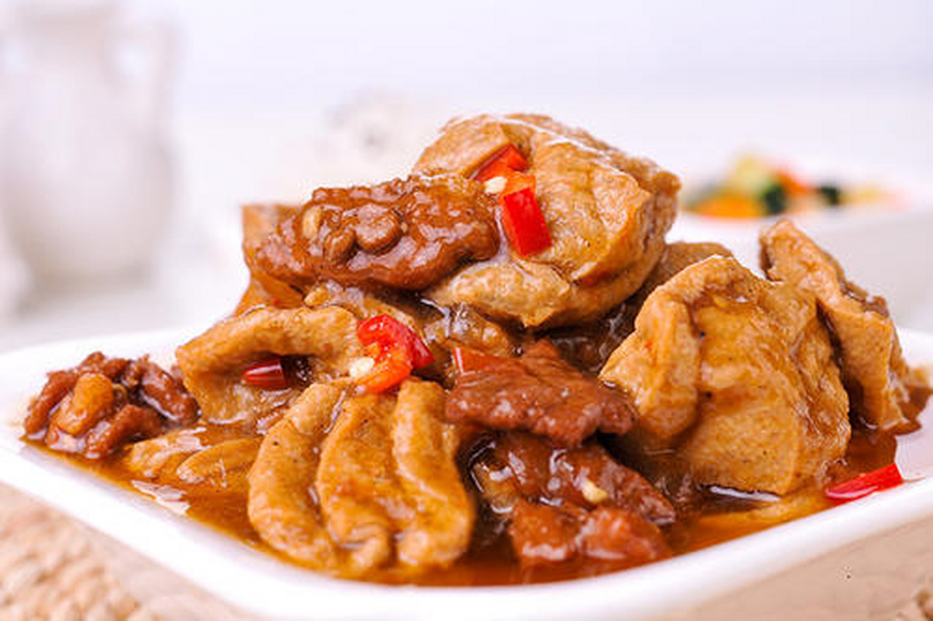 豆泡烧肉,是一道地道的南昌本地菜,豆泡,南昌土话叫"豆腐泡子",烧到恰